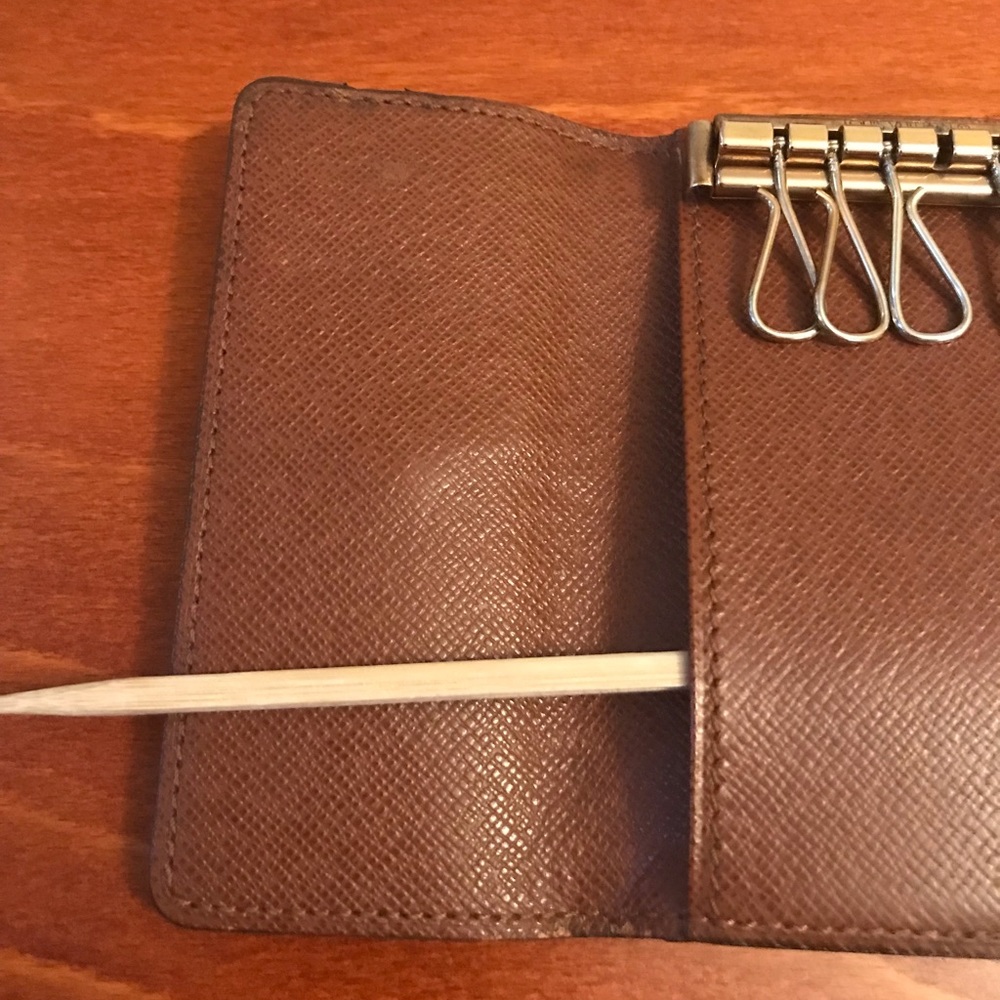 Louis Vuitton Monogram Keyholder - Picture 6 of 9